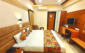 Opulence Inn - 500 Meters From Railway Station